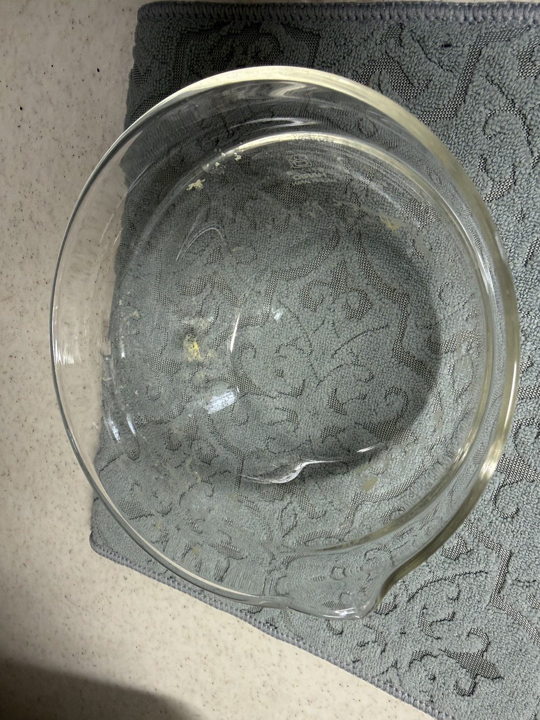 食洗機で洗浄した後も少量の卵が残ったガラス容器